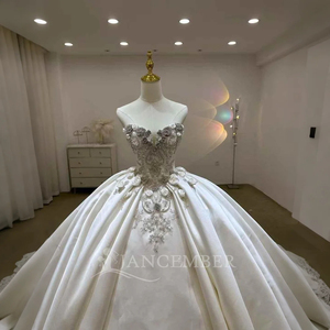 Vestido de Novia Vintage con Pedrería Brillante y Flores 3D en Satén, Modelo Lsjj29 - Product Image 2