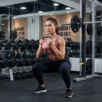 Kettlebell en fonte massif avec revêtement plastique pour l'entraînement des fessiers et les exercices de squat à domicile