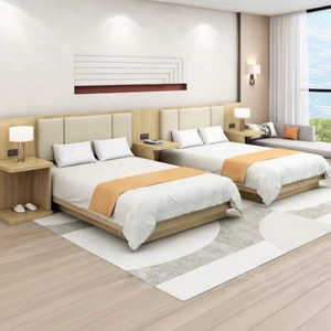 Cama de Hotel Moderna, Tamaño Completo, Estructura de Madera Sólida, Tapicería de Tela Resistente, Diseño Minimalista para Uso Comercial - Product Image 1