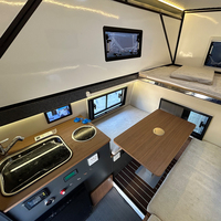 Camper tout-terrain escamotable pour pick-up avec cuisine, lit et toit extensible pour les voyages en overland