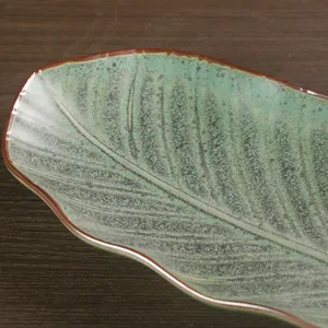 Piatto di foglia di ceramica verde di bambù stoviglie da ristorante all'ingrosso piatto di sushi in porcellana irregolare personalizzato vassoio per alimenti infrangibile