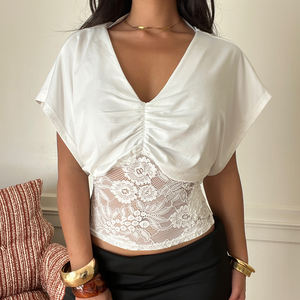 Crop top blanc minimaliste pour femme avec bordure en dentelle, col en V, manches dolman, taille froncée, chemisier ample et décontracté, t-shirt - Product Image 1