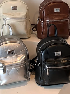 Sac à dos simple en cuir argenté avec bretelles confortables, un must-have pour les voyages de loisirs - Product Image 6