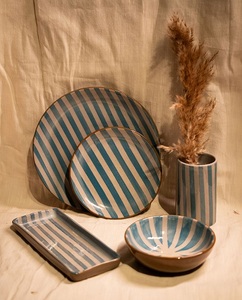 Bol en céramique artisanal en grès cuite à haute température, motif tribal, rayures bleu turquoise, texture craquelée, compatible four et micro-ondes, durable - Product Image 1