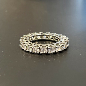 Anello a fascia a forma di ruota con pavé di cristalli a cerchio intero per donna, elegante accessorio di moda per tutti i giorni - Product Image 4
