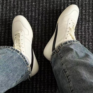 Chaussures de sport en cuir de luxe de créateur avec des rayures triangulaires simples. Sandales basses décontractées. Convient aux hommes et aux femmes - Product Image 4