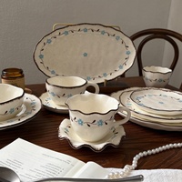 Service de table en céramique bleu floral peint à la main, style campagne française vintage, assiettes en porcelaine faite à la main avec glaçure mouchetée