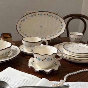Service de table en céramique bleu floral peint à la main, style campagne française vintage, assiettes en porcelaine faite à la main avec glaçure mouchetée - Product Image 2