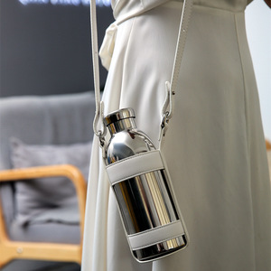 Bouteille d'<span class=keywords><strong>eau</strong></span> isolée en acier inoxydable, à bandoulière, Portable, couleur argent, avec manchon et sangle - Product Image 2