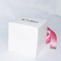 Boîte fantaisie blanche, petites commandes acceptées, possibilité d'imprimer le nom et la date argentés sur une boîte cadeau carrée en carton pour chocolats de mariage