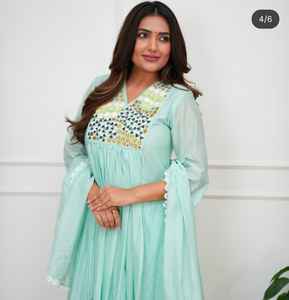 Conjunto de Kurta y Pantalón de Algodón Estilo Étnico Indio para Mujer con Diseño de Bordado, Ideal para Bodas, Fiestas y Eventos Festivos, Venta al por Mayor - Product Image 4