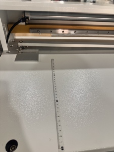 Máquina de Ranurado en V Semiautomática KPC-700. Inteligente y Totalmente Ajustable, Mejora la Productividad y los Resultados para Muestras de Cajas de Tapa Dura - Product Image 6