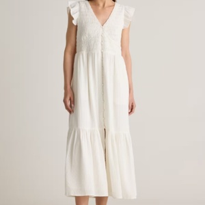 เดรสยาวปานกลางสีขาวแฟชั่นใหม่ขายดีสำหรับผู้หญิง ผ้าฝ้ายแท้ 100% ลายเรียบ คอวีทรงสโมค ใส่สบายสำหรับฤดูร้อน - Product Image 1