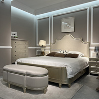 Cadre de lit double en bois massif de chêne sculpté, style moderne rétro, style américain, avec revêtement en tissu doux et design en tissu.