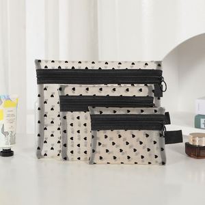 กระเป๋าเครื่องสำอางแบบซิปใสลายหัวใจน่ารัก ทนทาน ทำจากไนลอน มีหลายขนาด รับทำโลโก้ตามสั่ง MOQ ต่ำ - Product Image 4