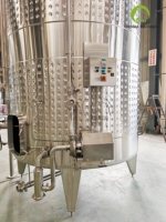 Cuve de fermentation en acier inoxydable pour vin rouge avec pompe intégrée et enveloppe de refroidissement pour cave à vin