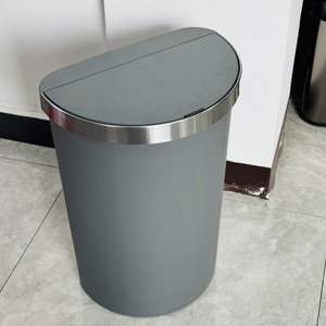 <span class=keywords><strong>Poubelle</strong></span> à capteur en plastique <span class=keywords><strong>50L</strong></span> avec anneau de retenue, <span class=keywords><strong>poubelle</strong></span> à capteur intelligent Triangle gris à piles - Product Image 1