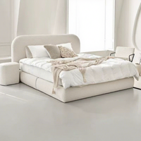 Lit plateforme contemporain à profil bas, rembourré en tissu Teddy de qualité supérieure, avec table de chevet assortie/tissu crème/bouclé