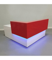 Comptoir de réception moderne en surface solide Candu avec design LED intégré accrocheur pour hôtel et supermarché, finition haute brillance