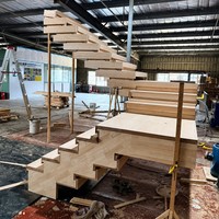 Rampe en verre empilé avec revêtement en bois massif pour escalier