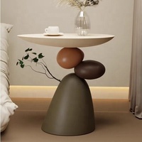 Table d'appoint sculpturale en résine beige crème et terre cuite, style galet organique, pour salon, chevet ou entrée (Mesita)