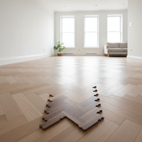 Parquet massif à emboîtement en chevrons pour salon, pose facile, finition lisse