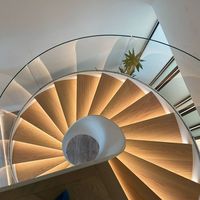 Escalier en colimaçon incurvé/en arc, escalier intérieur, escalier moderne de luxe pour la décoration de la maison, escalier en verre, escalier en bois