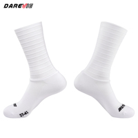 Chaussettes de cyclisme aérodynamiques blanches élastiques à logo personnalisé Darevie, chaussettes de sport professionnelles Meias Para Ciclismo