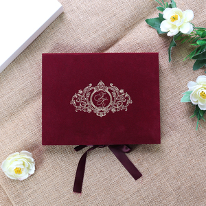 Boîte cadeau en velours bordeaux sur mesure, suite d'invitations de mariage en acrylique, cartes RSVP et inserts - Product Image 2