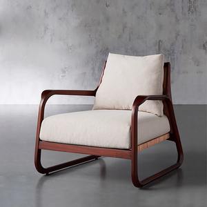 Fauteuil scandinave en lin blanc avec dossier en rotin naturel et structure en bois pour un confort et un style élégants - Product Image 1