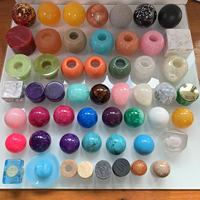 Vente en gros de pierres d'agate rondes colorées de luxe de 50 mm, 38 mm, 35 mm en résine pour bouchon de flacon de parfum à visser