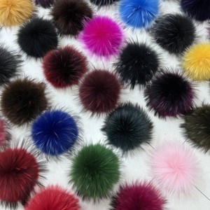 Vente en gros de pompons en fourrure de raton laveur multicolores pour femmes bonnet super large ponpon en fourrure de raton laveur avec bouton pression - Product Image 3