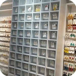 1kg 160-200 paires de boucles <span class=keywords><strong>d</strong></span>'oreilles mixtes en gros, vente aléatoire au poids, boucles <span class=keywords><strong>d</strong></span>'oreilles tendance, <span class=keywords><strong>prix</strong></span> le plus bas, <span class=keywords><strong>bijoux</strong></span> en vrac, <span class=keywords><strong>usine</strong></span> de Yiwu - Product Image 1