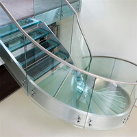 Escalier Courbé en Promotion : Escalier de Villa Nord-Américaine avec Poutres en Acier Courbées et Marches en Bois Massif