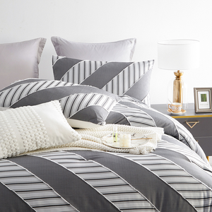 Textile de maison européen et américain à bas <span class=keywords><strong>prix</strong></span> fibre chimique coton géométrique rayé <span class=keywords><strong>couette</strong></span> ensemble de literie adapté à la maison hôtel - Product Image 2