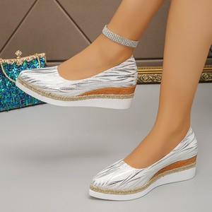 Sandales compensées grande taille pour femme, nouveau style d'été, à plateforme, à rayures européennes et américaines, plates à enfiler à bout peu profond - Product Image 4