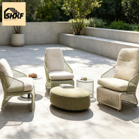 Ensemble de chaises longues d'extérieur en corde tressée, dossier haut et bas, avec structure en aluminium, et table basse ronde pour patio, jardin, villa