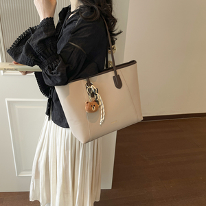 Nouveaux sacs à bandoulière grande capacité avec pendentif petit ours mignon, sacs fourre-tout de haute qualité pour usage quotidien pour femmes - Product Image 4