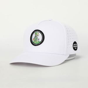 Casquette de baseball structurée pour homme et femme, 5 panneaux, 100% polyester blanc, avec logo personnalisé, perforations découpées au laser, style Dad Hat, pour le sport et le golf - Product Image 1