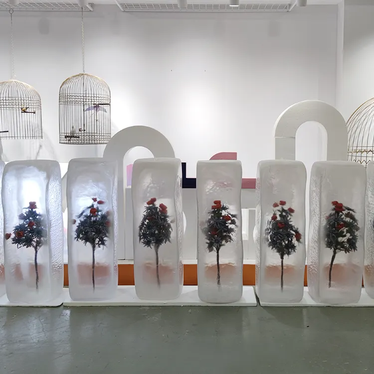 Negozio di marca di moda display blocchi di ghiaccio in resina trasparente cubo di ghiaccio in resina artificiale personalizzato per la decorazione di vetrine