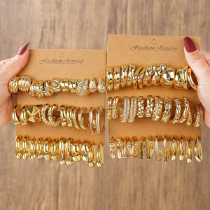 Boucles d'oreilles créoles en forme de C, design géométrique, en acier inoxydable, pour femme, avec cartes, idéales pour les fêtes - Product Image 1