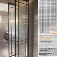 Paravent en verre transparent avec panneaux artistiques entrelacés en bambou et rotin, design minimaliste, luxe léger, cadre métallique étroit pour mur