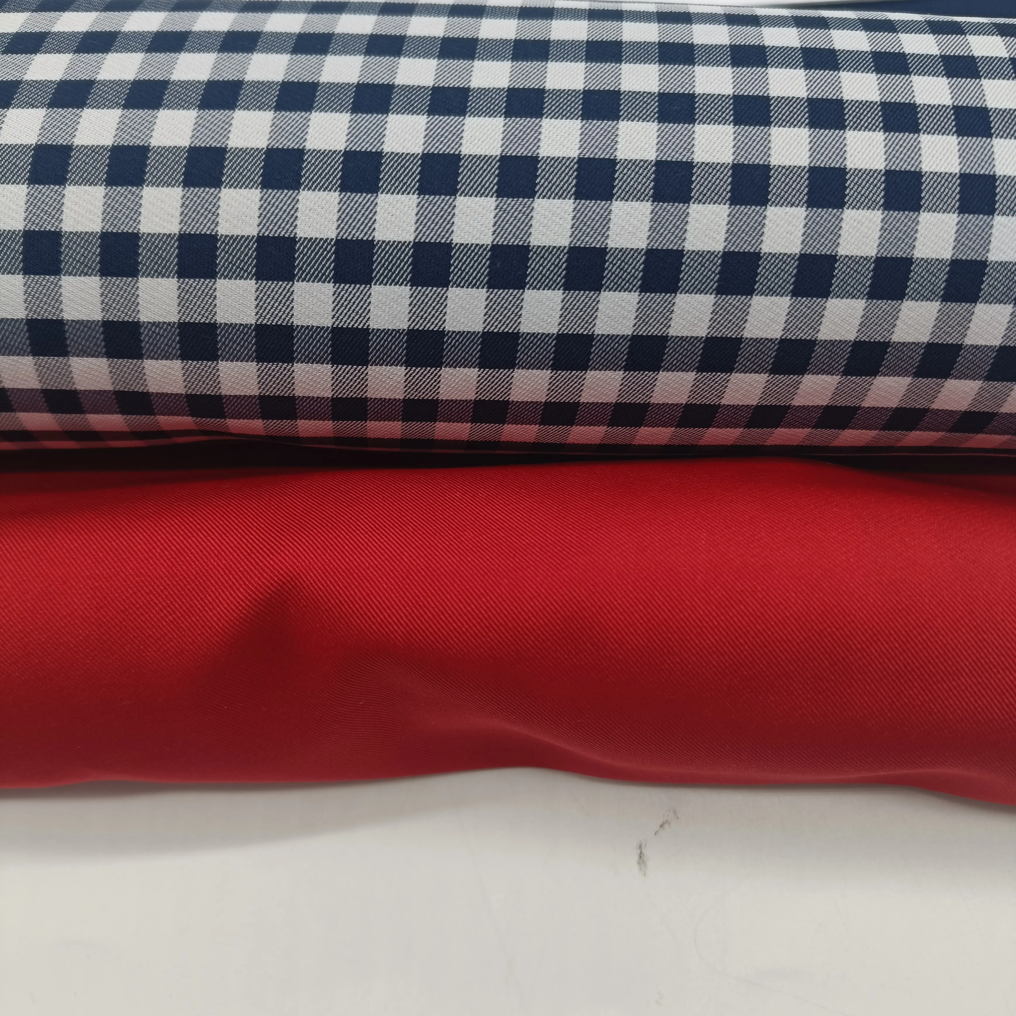 कपड़ों की पोशाकों के लिए पॉलिएस्टर एक तरफा रंग बुना हुआ छोटा प्लेड सादा बुनाई रंग बुना हुआ प्लेड कपड़ा