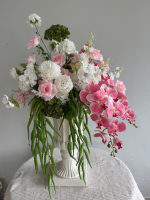 Centre de table de mariage rose poudré et bordeaux, arrangement de roses, d'anthuriums et d'hortensias avec pompon vert, décoration de table