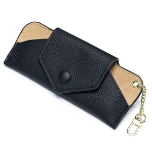 Estuche para Gafas de Sol de Cuero Genuino con Diseño Ultrafino, Correa de Cadena Portátil y Cierre de Botón a Presión - Product Image 2