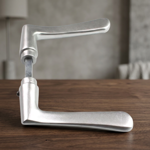 Manijas de aluminio para puertas y ventanas al por mayor: Herrajes de repuesto duraderos y ligeros para uso residencial, disponibles para la venta. - Product Image 1