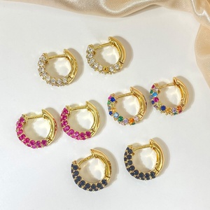 Boucles d'oreilles créoles hypoallergéniques plaquées or 18 carats, rondes arc-en-ciel, pavées de zircone cubique, style Huggies - Product Image 4