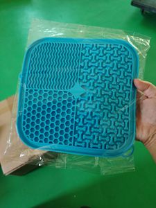 Tapis de léchage pour animaux de compagnie en silicone de qualité alimentaire avec spatule, forte aspiration, antidérapant, apaisant, pour l'alimentation lente, pour chiens, chats, utilisation en camping - Product Image 6