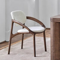 Chaise de salle à manger de style nordique moderne avec cadre en bois massif, coussin en tissu rembourré et accoudoirs incurvés pour la maison