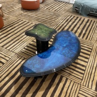 Ensemble de tables basses modernes en bois en forme de rein avec niveaux brillants bleus et verts, table sculpturale à deux niveaux pour salon
